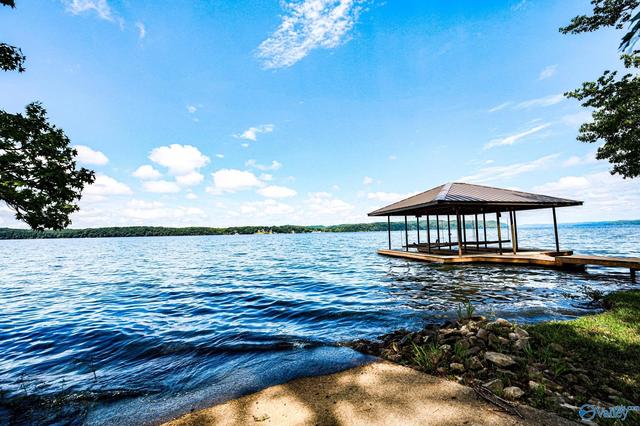 215 Lake Bend Shores Dr, Florence, AL 35633