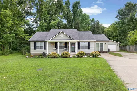 4 Robin Ct, Hartselle, AL 35640