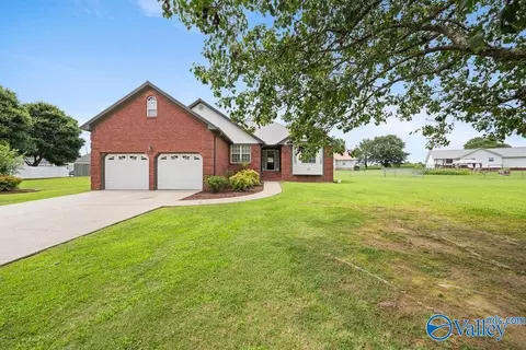 52 Maness Ln, Boaz, AL 35957