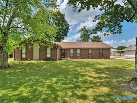 2114 Dundee Dr, Decatur, AL 35603