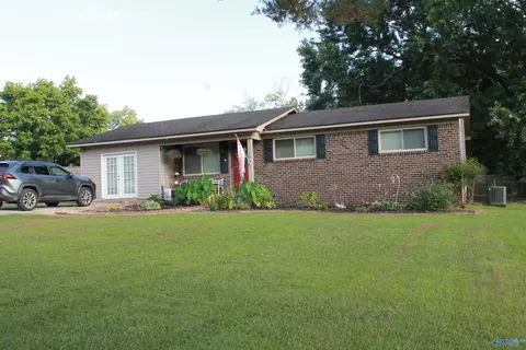 1604 Woodmont St, Hartselle, AL 35640