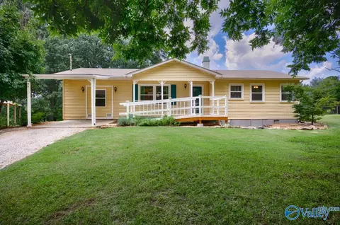 95 Delwood Dr, Laceys Spring, AL 35754
