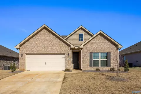 121 Heritage Lakes Blvd, New Market, AL 35761