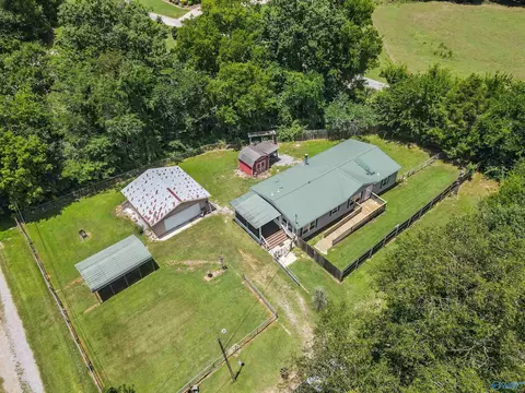 82 Clark St, Guntersville, AL 35976
