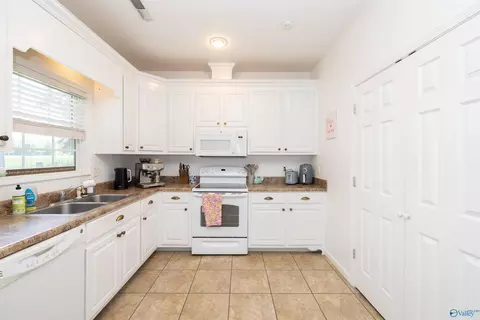 Kitchen - 825 4th Ave, Hamilton, AL 35570 photo 1 of 4