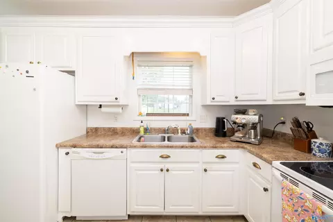 Kitchen - 825 4th Ave, Hamilton, AL 35570 photo 3 of 4