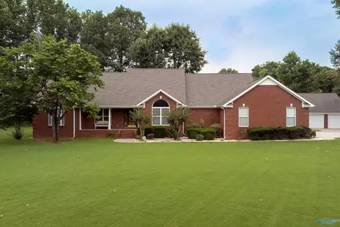 219 Oakview Dr, Rogersville, AL 35652