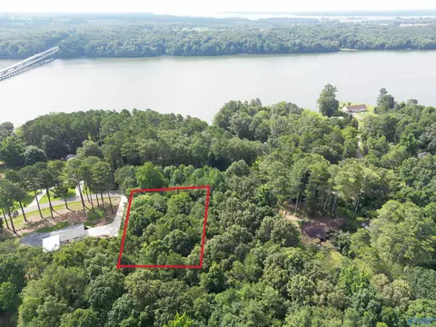 7 York Dr, Rogersville, AL 35652