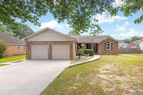 2203 Springdale Dr, Hartselle, AL 35640