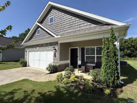 128 Lincoln Gray Cir, New Market, AL 35761