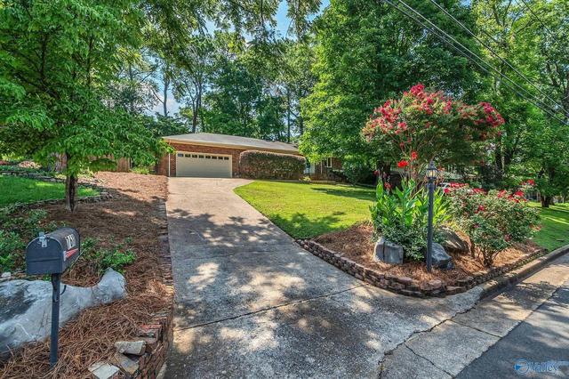 7611 Peacock Dr, Huntsville, AL 35802