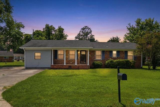 201 Larkwood Dr, Decatur, AL 35601