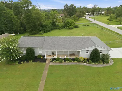 1405 Edgewood St, Hartselle, AL 35640