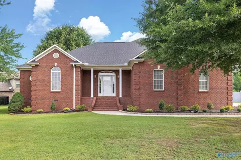 1507 NE Crown Pointe Dr, Hartselle, AL 35640