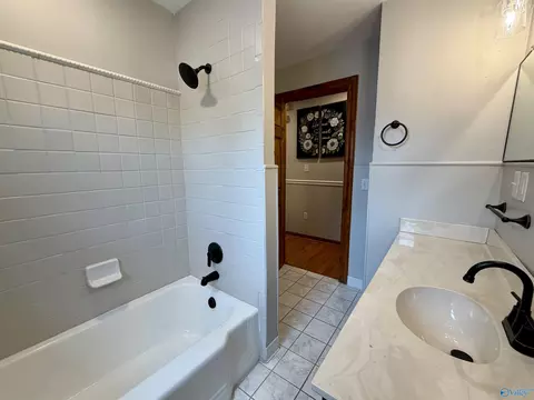 Bath - 817 SE 16th St, Sheffield, AL 35660 photo 2 of 9