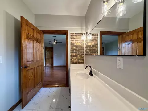 Bath - 817 SE 16th St, Sheffield, AL 35660 photo 4 of 9