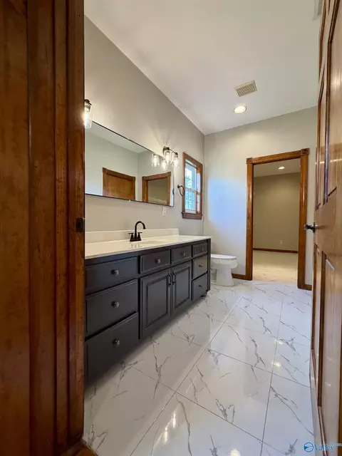 Bath - 817 SE 16th St, Sheffield, AL 35660 photo 3 of 9