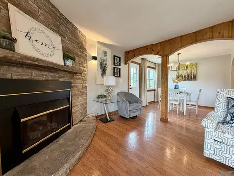 Living - 817 SE 16th St, Sheffield, AL 35660 photo 2 of 4