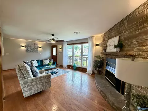 Living - 817 SE 16th St, Sheffield, AL 35660 photo 1 of 4
