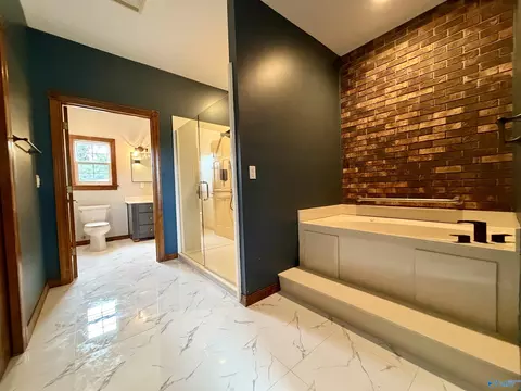 Bath - 817 SE 16th St, Sheffield, AL 35660 photo 8 of 9