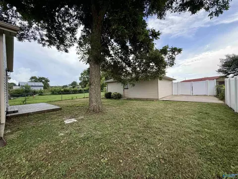 Exterior - 817 SE 16th St, Sheffield, AL 35660 photo 5 of 11