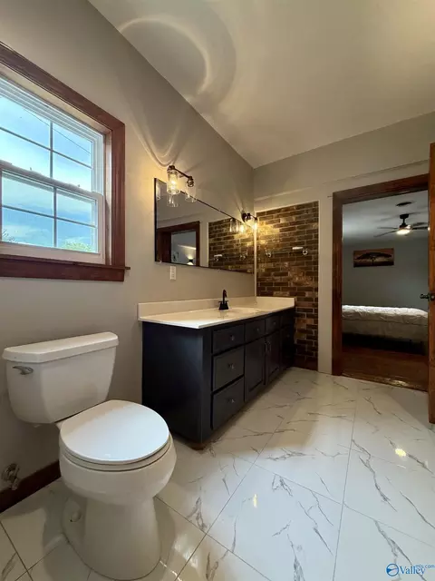 Bath - 817 SE 16th St, Sheffield, AL 35660 photo 6 of 9