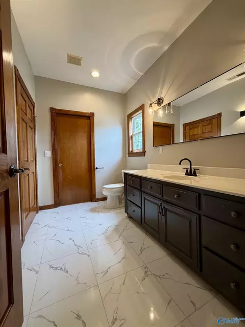 Bath - 817 SE 16th St, Sheffield, AL 35660 photo 5 of 9