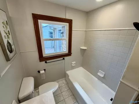 Bath - 817 SE 16th St, Sheffield, AL 35660 photo 1 of 9