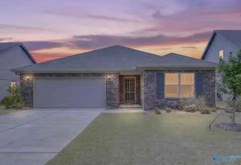 102 Waltrip Dr, Owens Cross Roads, AL 35763