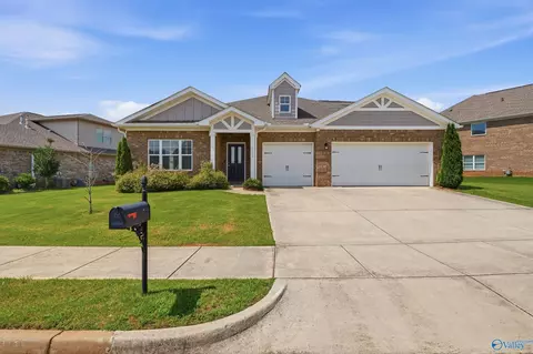 7702 Timber Grove Ln, Huntsville, AL 35806