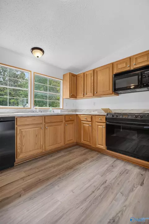 Kitchen - 33 Ted St, Ohatchee, AL 36271 photo 3 of 4