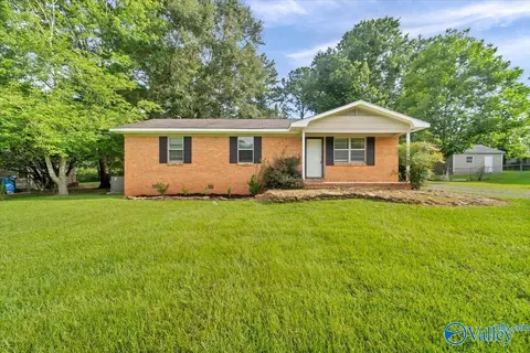 1611 Woodview Dr, Hartselle, AL 35640