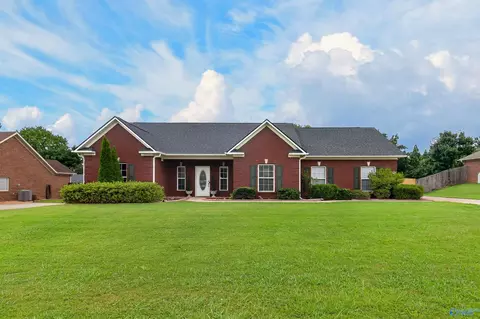 112 Fawn Forest Dr, New Market, AL 35761