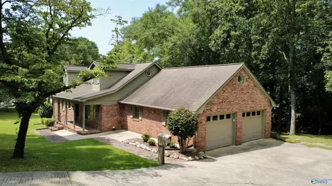 424 Shamrock Ln, Piedmont, AL 36272
