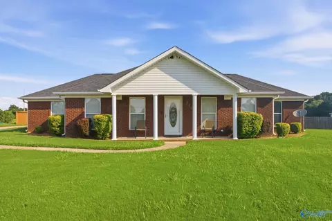 213 Smokey Hills Ct, New Market, AL 35761