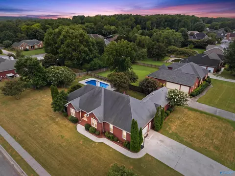 275 Natchez Trl, Huntsville, AL 35806