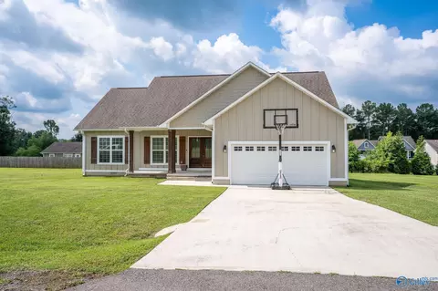 95 Edgewood St, Rainsville, AL 35986