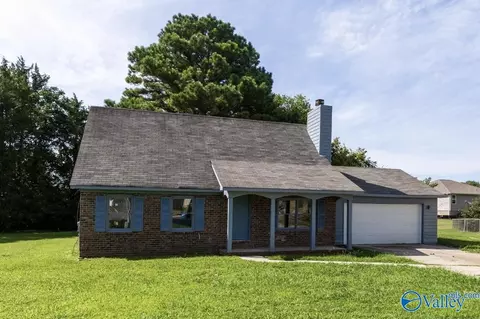 3717 NW Gardenside Dr, Huntsville, AL 35803