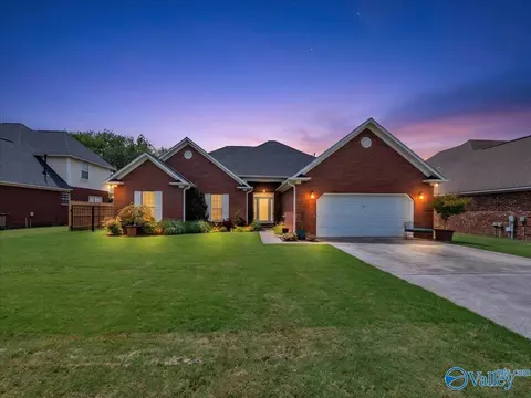 1941 Red Sunset Dr, Decatur, AL 35603