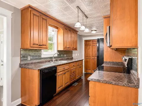 Kitchen - 309 N Seneca Dr, Trinity, AL 35673 photo 2 of 2