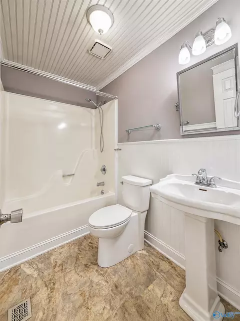 Bath - 309 N Seneca Dr, Trinity, AL 35673 photo 5 of 6