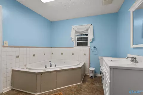 Bath - 15080 Wright Rd, Athens, AL 35611 photo 1 of 3