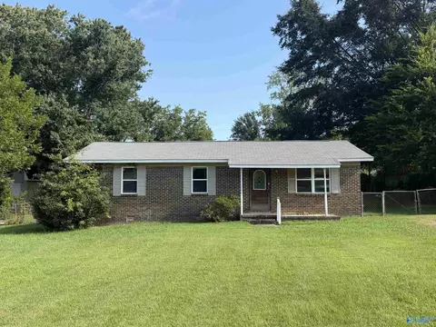 1609 Woodview Dr, Hartselle, AL 35640
