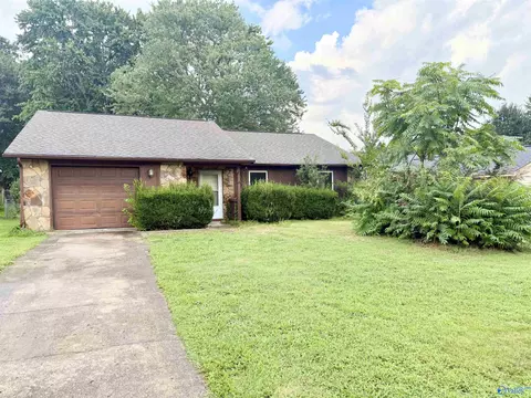 1009 Riverchase Dr, Huntsville, AL 35803