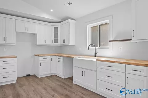 Kitchen - 433 Section Ferry Rd, Section, AL 35771 photo 2 of 4