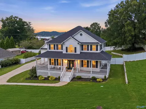 1208 Taylor Ml, Guntersville, AL 35976