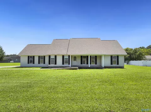 526 Hembree Dr, Guntersville, AL 35976