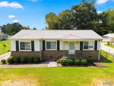 Exterior - 103 Hendrix St, Oneonta, AL 35121 photo 2 of 4