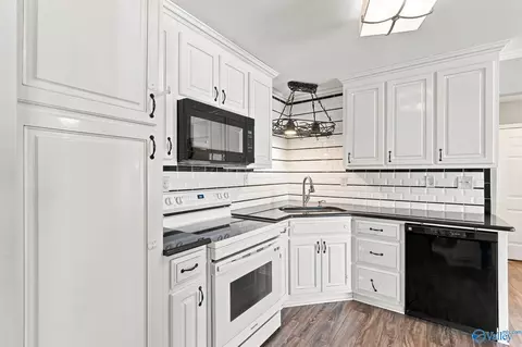 Kitchen - 103 Hendrix St, Oneonta, AL 35121 photo 3 of 3