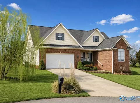 92 Lake Ridge Cir, Guntersville, AL 35976